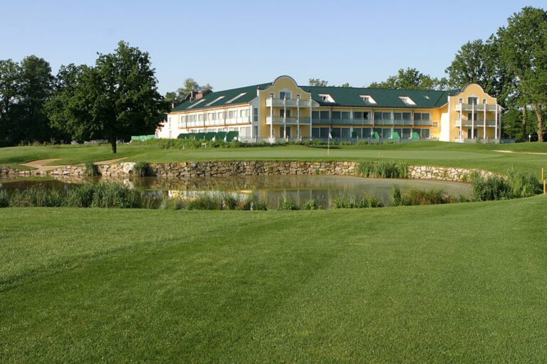 Gutshof Penning bei Bad Griesbach, davor ein Teich am Golfplatz