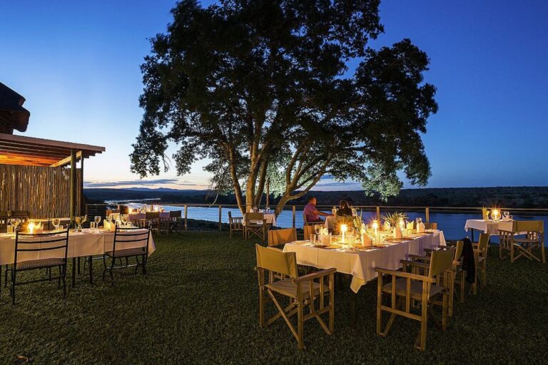 Abendessen unter freiem Himmel in der Buhala Lodge