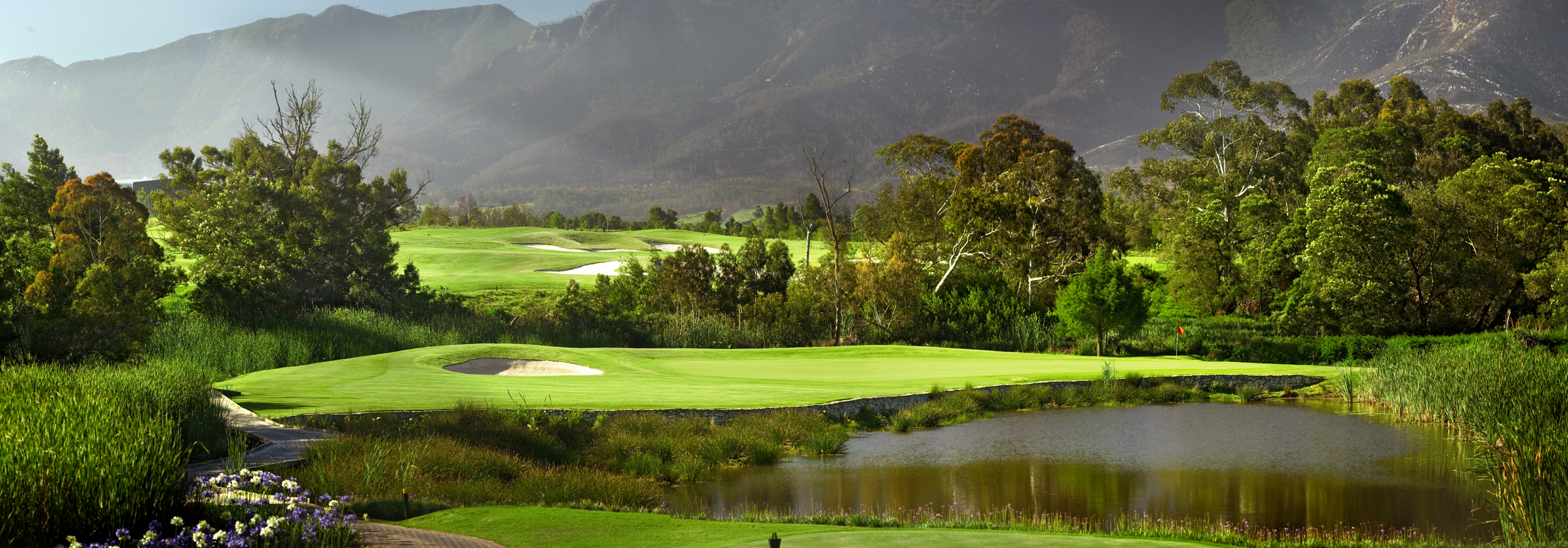 Golfplatz vor Bergkulisse in Südafrika