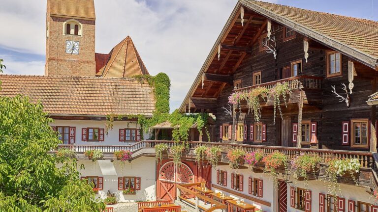 Gutshof Uttlau, ein restaurierter Rottaler Vierseithof mit Glockenturm