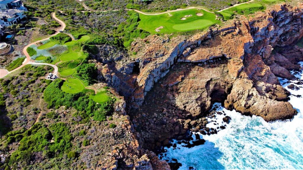Luftaufnahme des Golfplatzes Pinnacle Point an der Gardenroute
