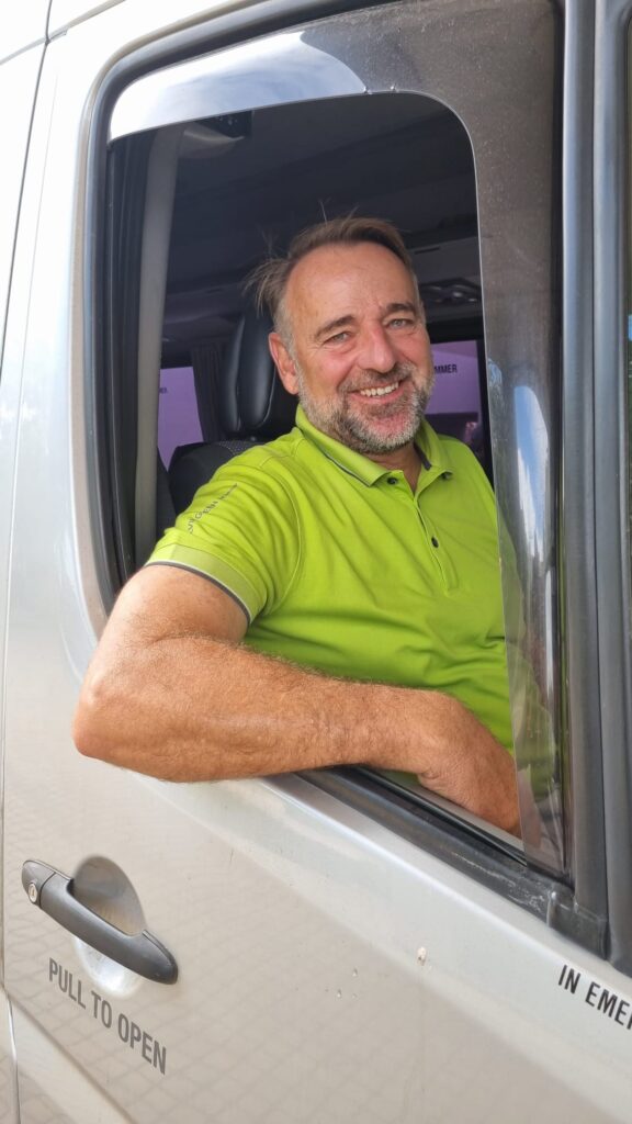 Gerd Schönberg am Steuer des Reisebusses