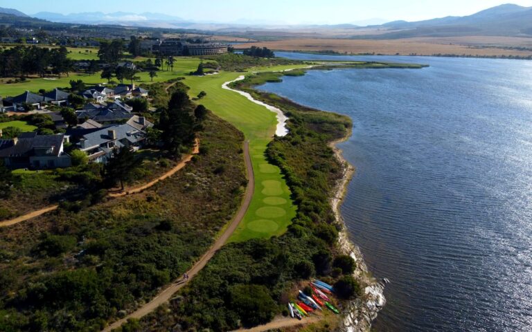 Arabella: Langes Fairway am Ufer der Lagune