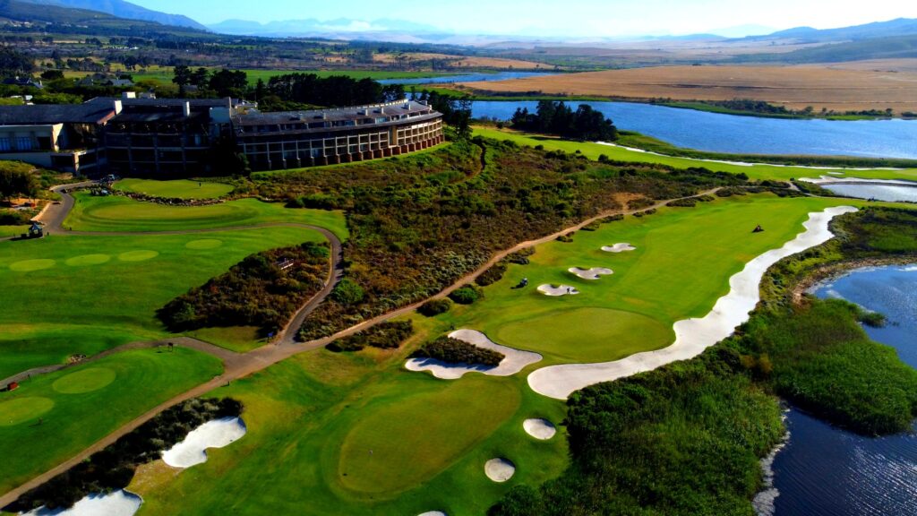 Arabella bei Hermanus: Hotel, Fairway und Bot-River-Lagune aus der Luft