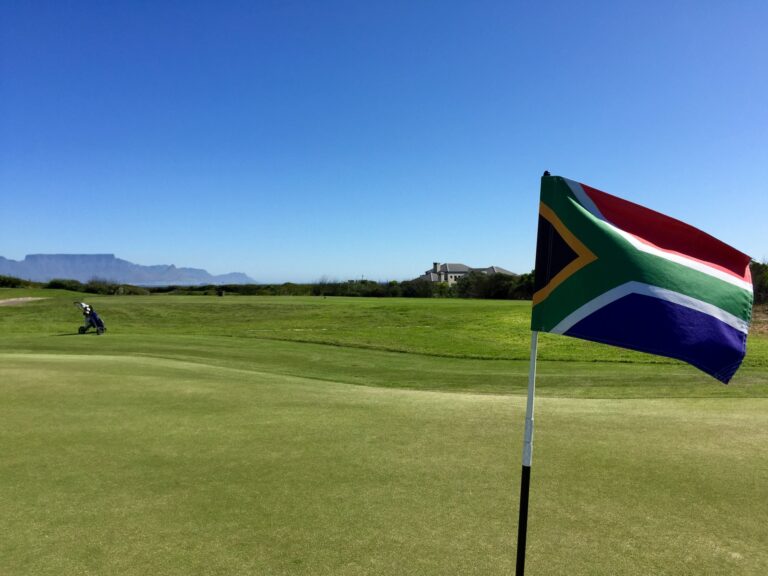 Atlantic Beach Golf Club bei Kapstadt: Fahne am Grün, dahinter der Tafelberg