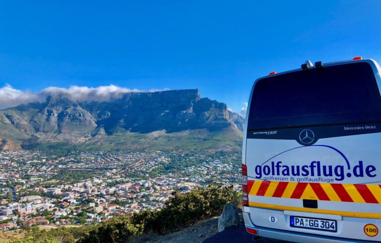 Der Bus mit Passauer Kennzeichen hoch über Kapstadt, dahinter der Tafelberg