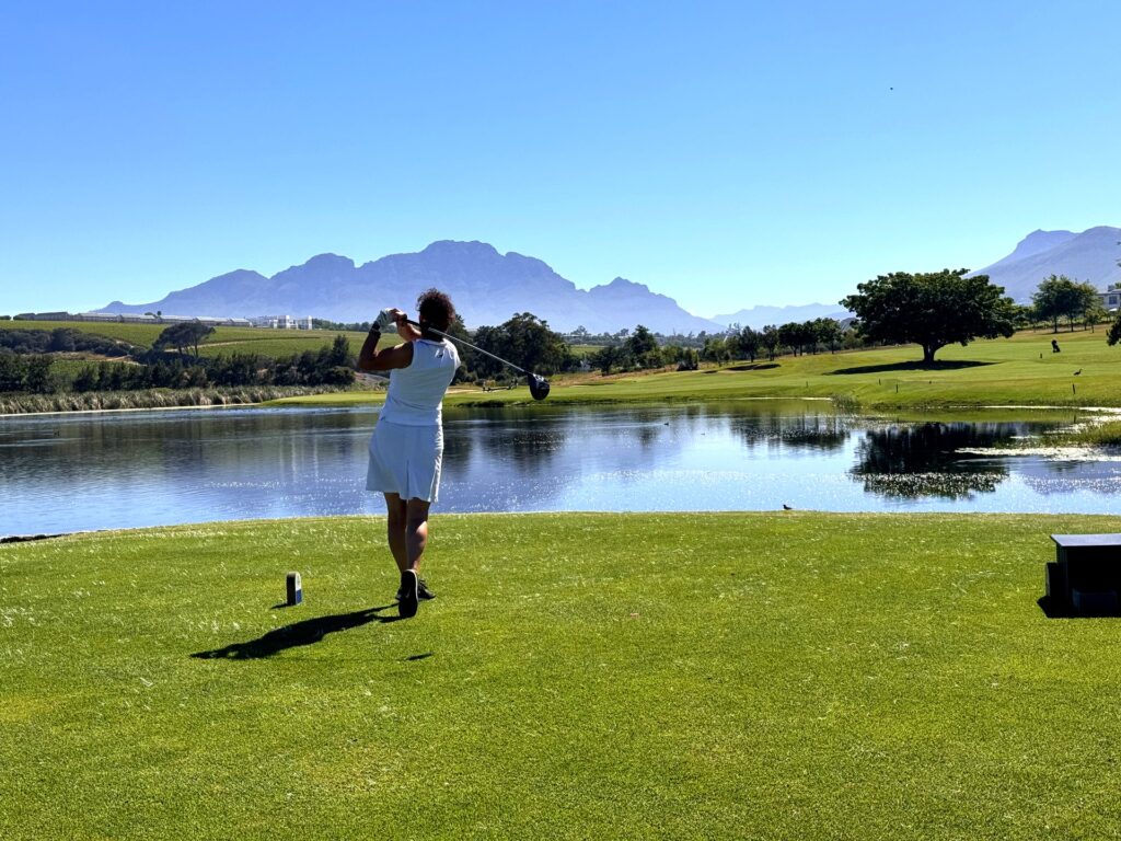 De Zalze Golf Course, Stellenbosch — Abschlag von der Insel