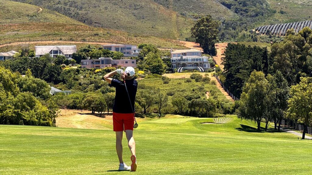 Erinvale Golf Club, Somerset West — Abschlag mit Blick auf Häuser und Berge