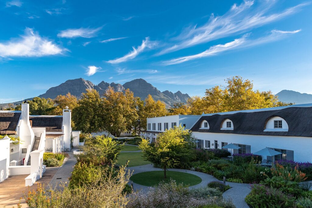 Erinvale Estate Hotel & Spa, Somerset West — Hotelanlage vor den Bergen