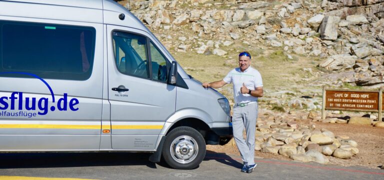 Gerd Schönberg, Inhaber von goHartl golftours, an seinem Bus am Kap der Guten Hoffnung