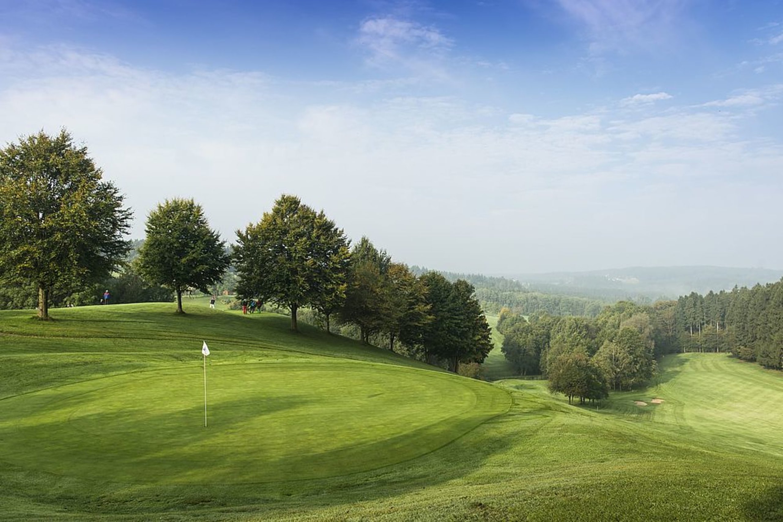 Blick über den Golfplatz Lederbach bei Bad Griesbach ins niederbayerische Hügelland