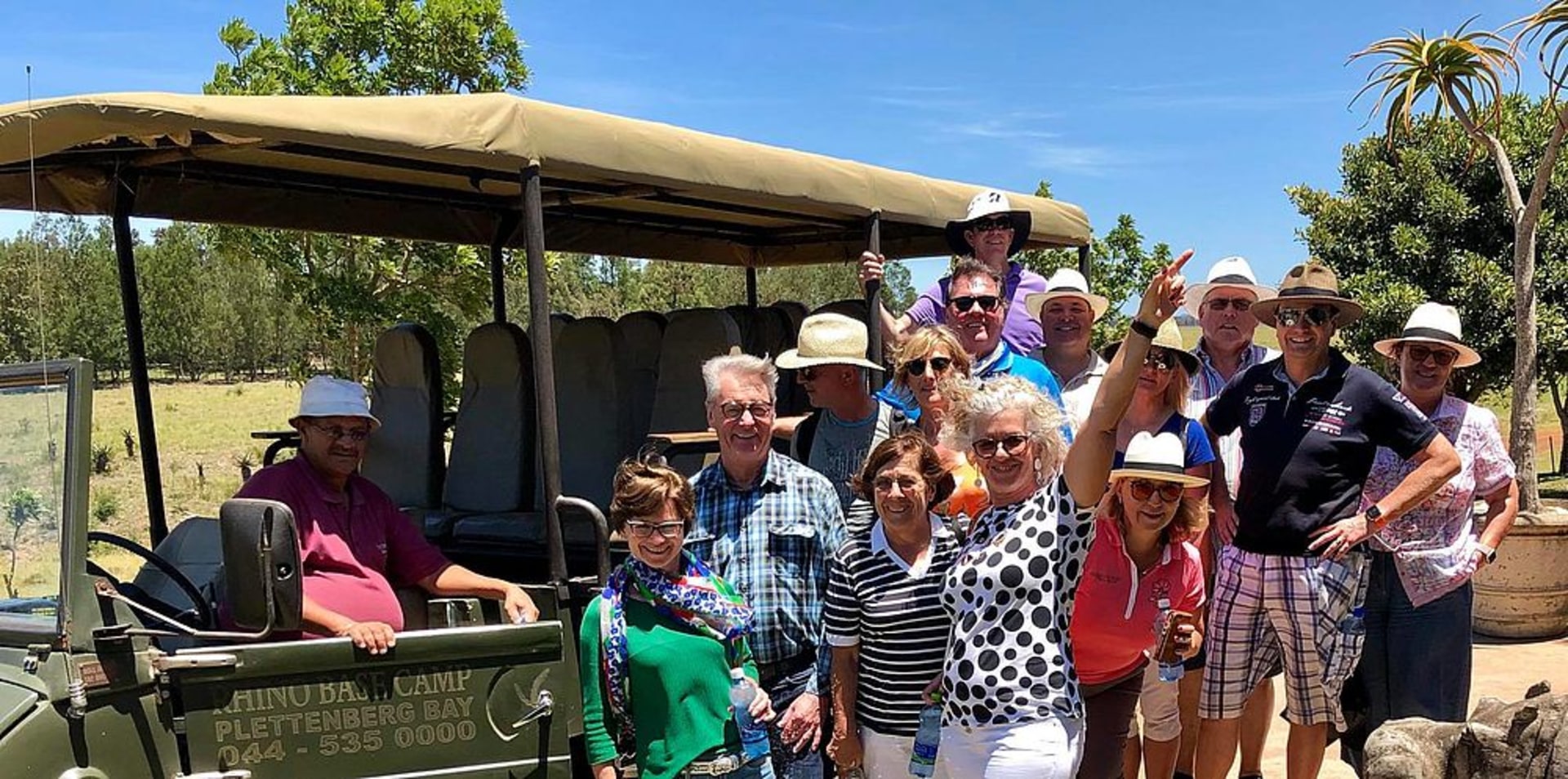 Reisegruppe von goHartl golftours am Safarifahrzeug