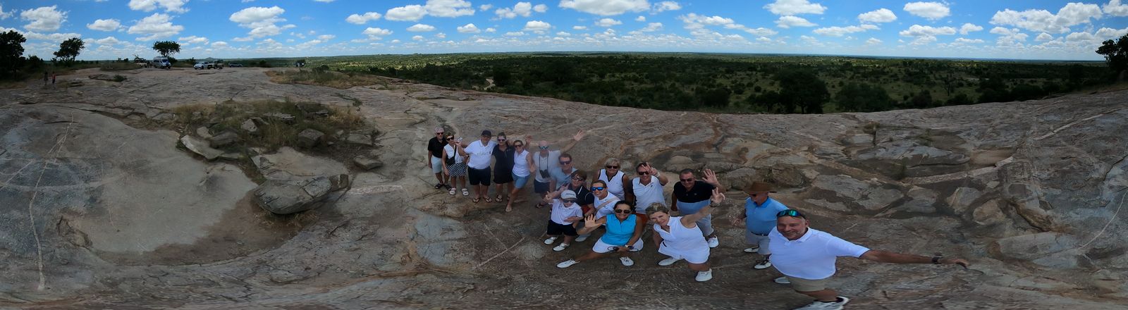 Unsere Reisegruppe winkt von einem Aussichtsfelsen im Krügerpark