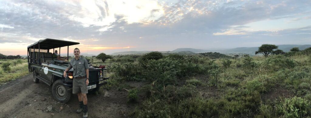 Nambiti: Ranger am Safari-Fahrzeug bei Sonnenaufgang
