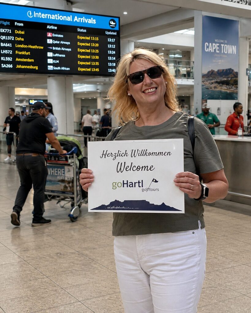 Empfang am Flughafen Kapstadt mit dem Willkommensschild