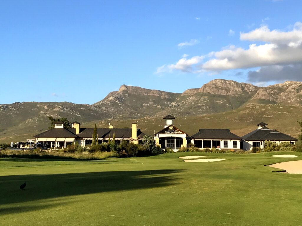 Pearl Valley Golf Club, Paarl — Clubhaus vor der Bergkulisse
