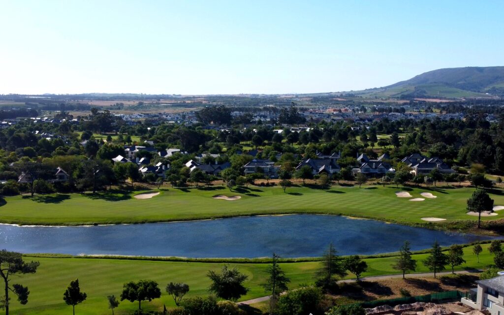 Pearl Valley: See, Golfbahnen und die Berge des Paarl-Tals