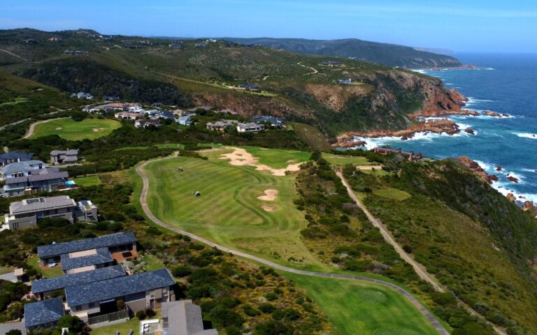 Pezula: Fairway oberhalb der Felsbucht an der Knysna-Küste