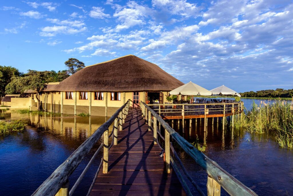 Steg der Hakusembe River Lodge am Okavango