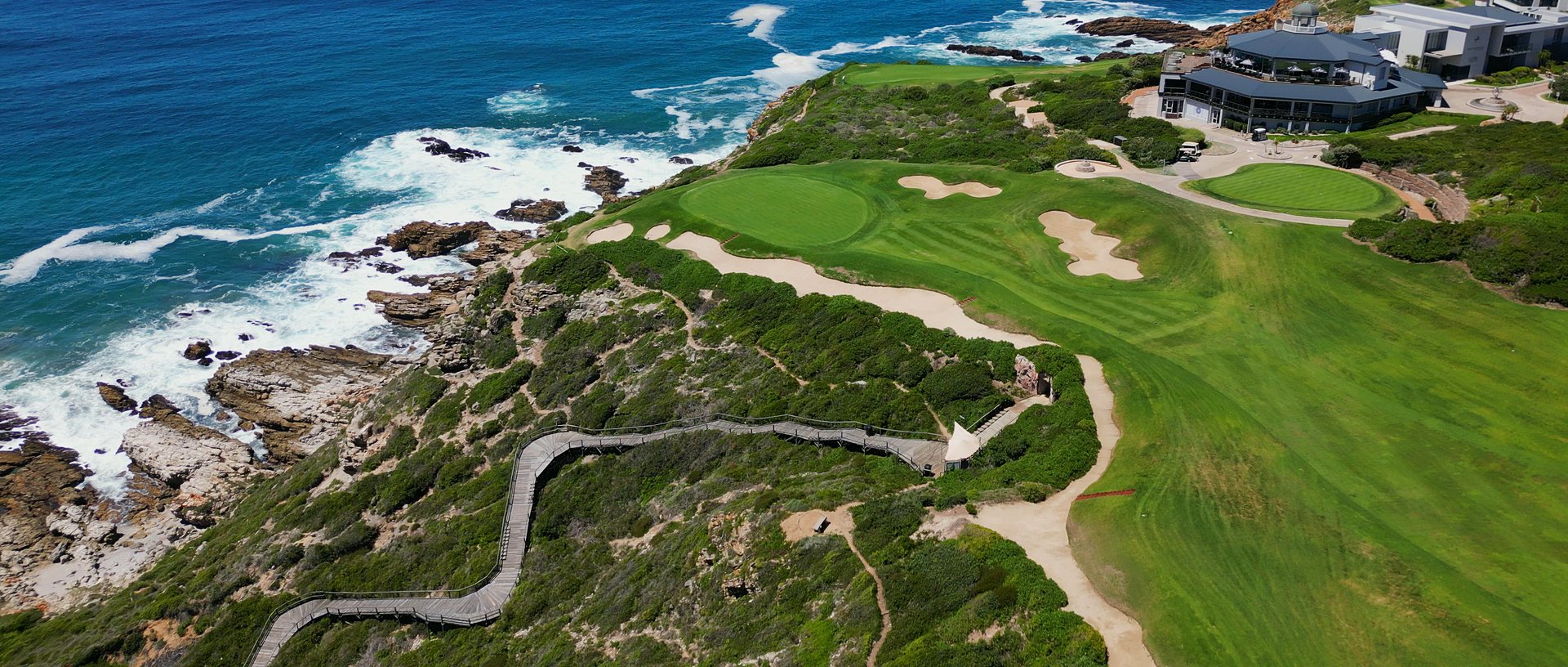 Pinnacle Point bei Mossel Bay aus der Luft: Klubhaus, Grüns und Klippen über dem Indischen Ozean