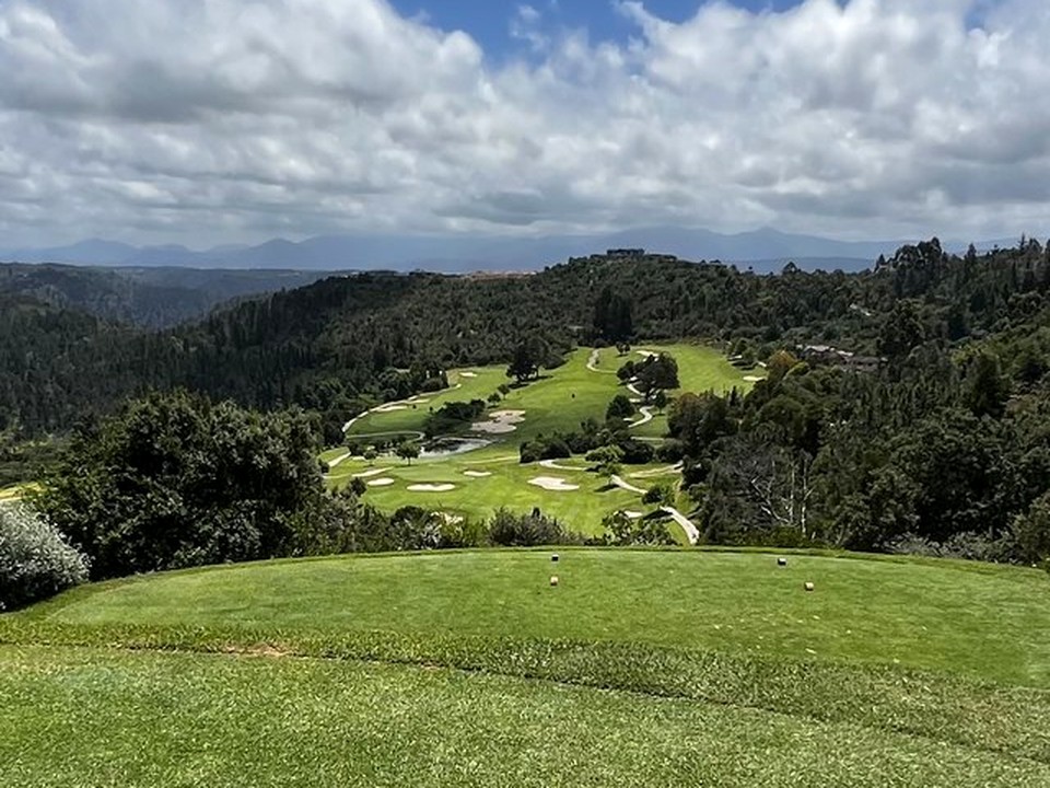 Simola Golf Club bei Knysna: Blick vom Abschlag hinunter ins bewaldete Tal