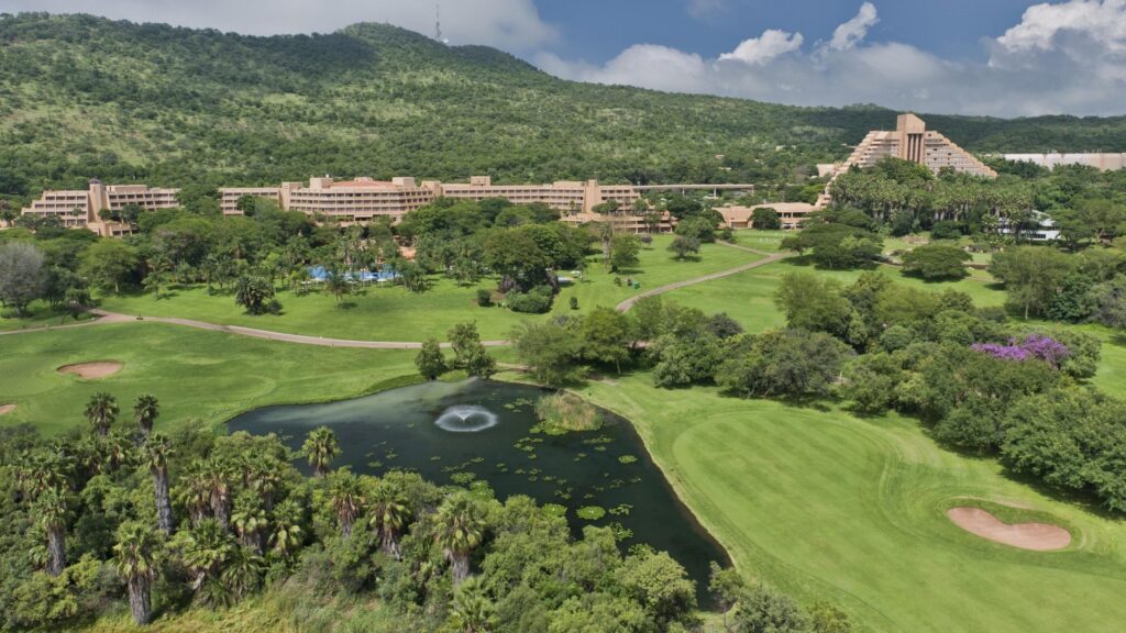 Luftbild von Sun City mit Hotelgärten, The Cascades und Golfplatz