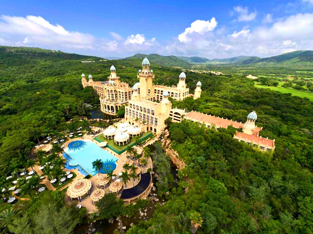 Palace of the Lost City in Sun City in der Sonne, mit Pool und Parkanlage aus der Luft