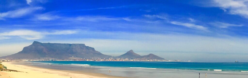 Tafelberg und Lion's Head von Bloubergstrand über die Tafelbucht gesehen