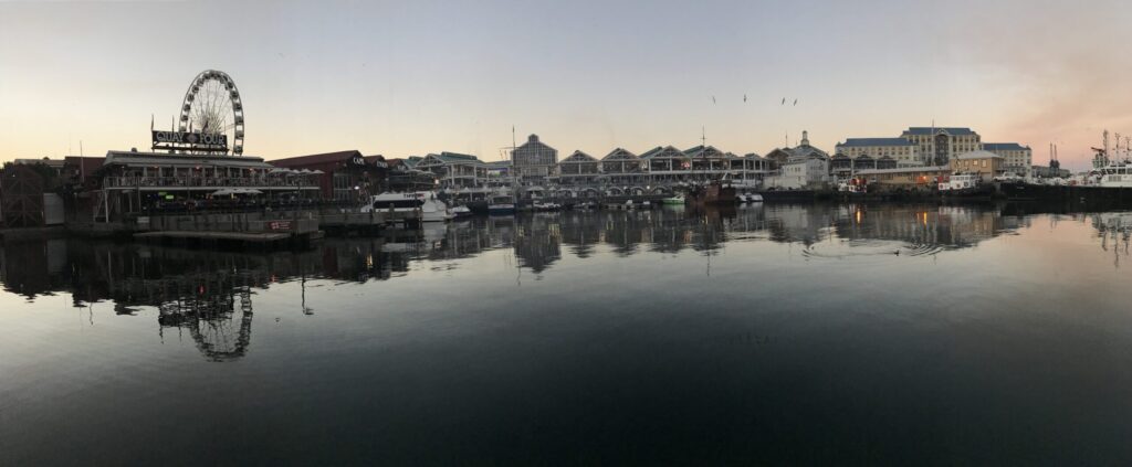 V&A Waterfront in Kapstadt am Abend mit Riesenrad